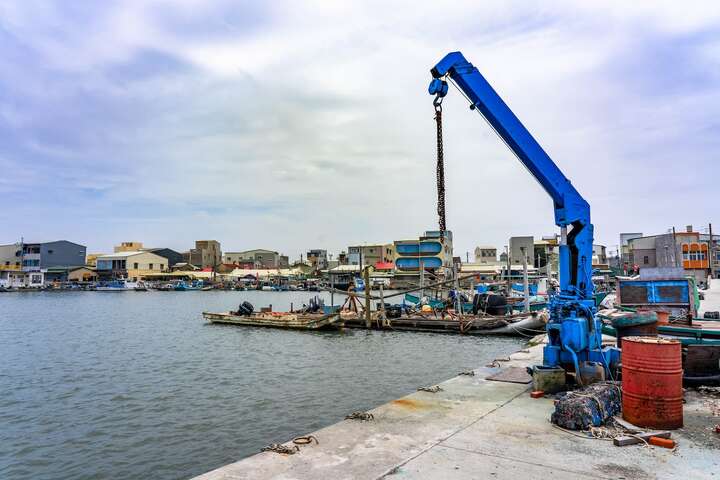漁港內也設有吊臂可以將漁獲或牡蠣吊掛上岸
