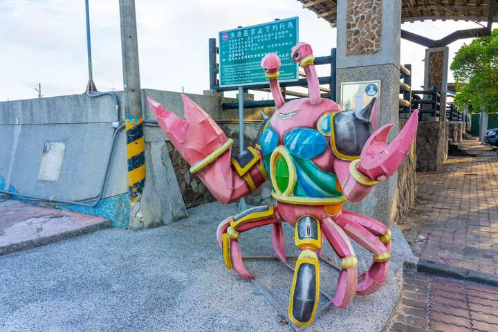 蚵寮漁港旁有螃蟹造型的裝置藝術
