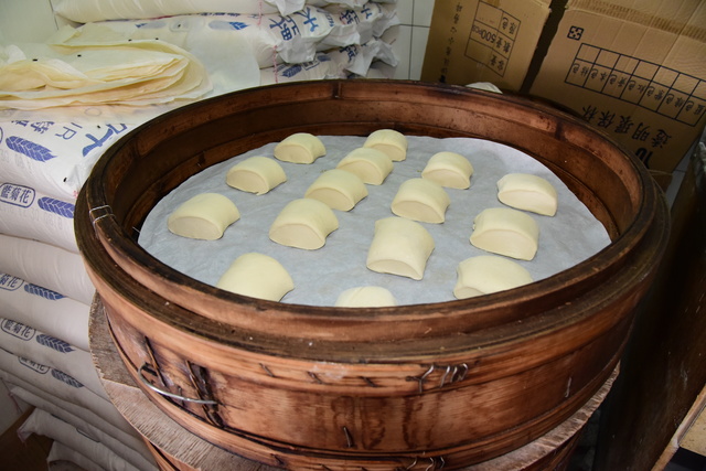 The making process of white steamed bun