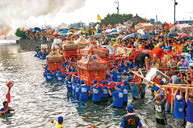毎年旧暦3月27日に行われる盛大な縁日の儀式「衝水路迎客王」では、各地から来た神輿が海に入って王を迎えます