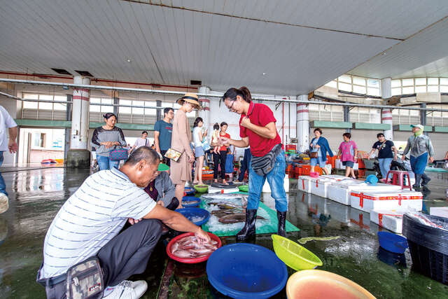 每天下午1-2點間，拍賣場開始熱鬧拍賣新鮮漁貨