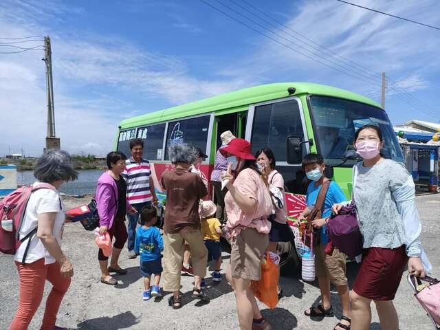 遊客搭乘養嘉湖口幸福公車