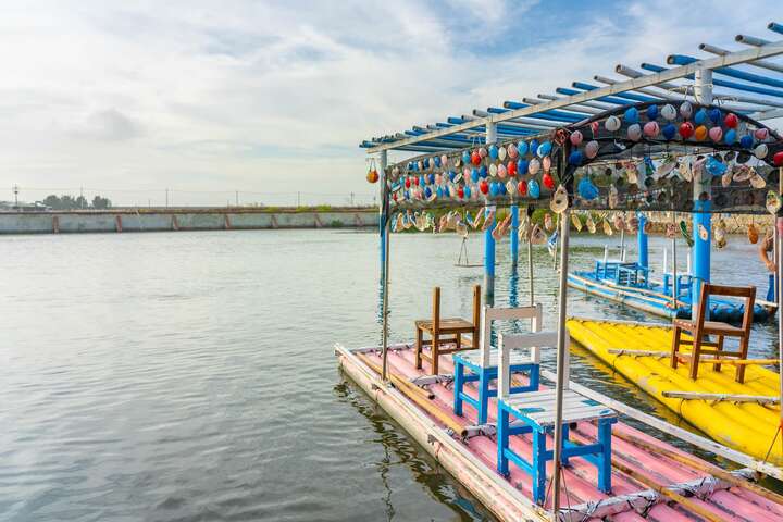 馬蹄蛤主題館可以體驗划竹筏的樂趣