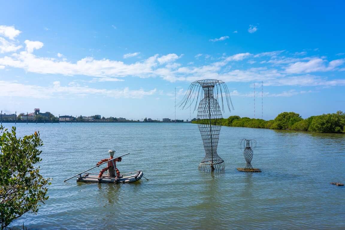 湖口濕地上有一大一小的「希望之樹」，由綁竹筏漁船用的繩子製成，位在湖口濕地賞鳥亭右前方，為當地村民及藝術家共同完成