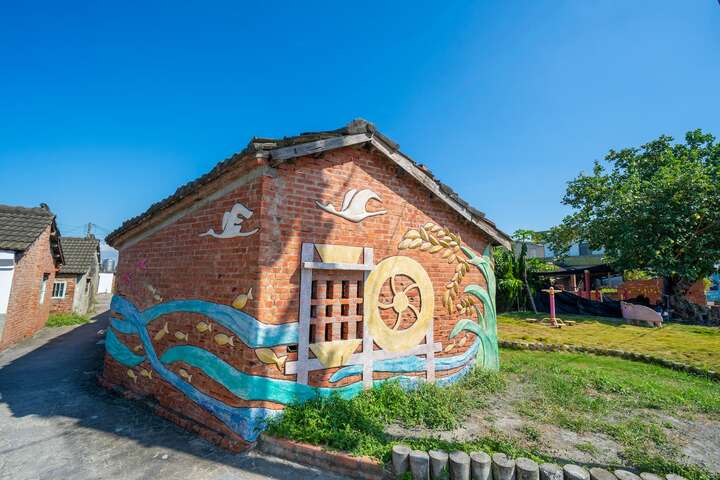 進入鄭豐喜故居前可以看到巷子口的房子有彩繪裝飾