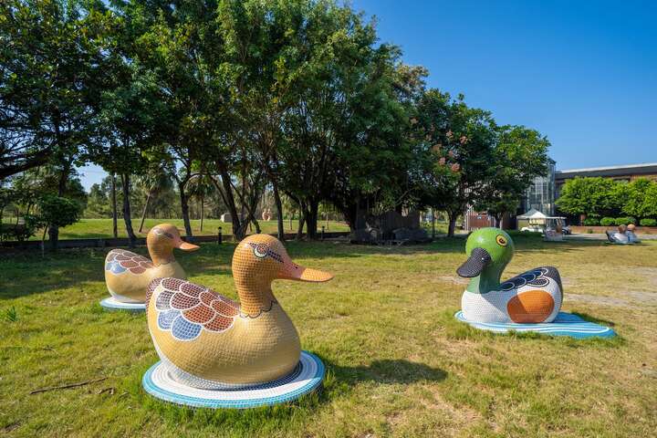 東石自然生態展示館前的草皮上有許多磁磚拼貼成的水鳥