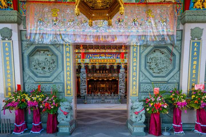 廟門口可以見到許多花籃，都是信眾送來為神明祝壽的心意