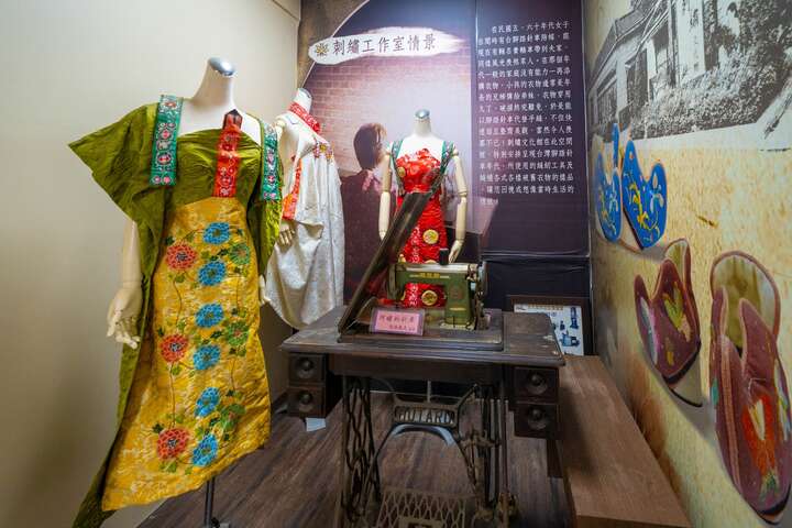 文化館內部展示了八仙彩、門簾、枕頭套、被單、布袋戲偶衣服、歌仔戲戲服、新娘嫁妝等刺繡
