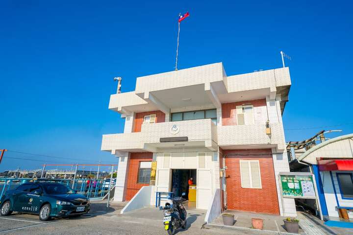 海巡署於東石安檢所建立「嘉義海巡服務區」，為遊客提供多樣的旅遊服務