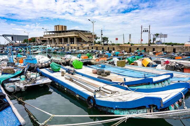 停放在漁港內的膠筏是蚵農賴以為生的交通工具