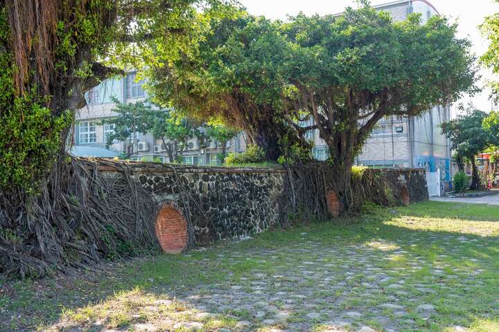 成為鎮海國小圍牆的四草砲台仍保留著歷史的痕跡