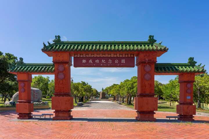 公園入口是一座氣勢宏偉、富有中國傳統建築風格的紅色牌樓