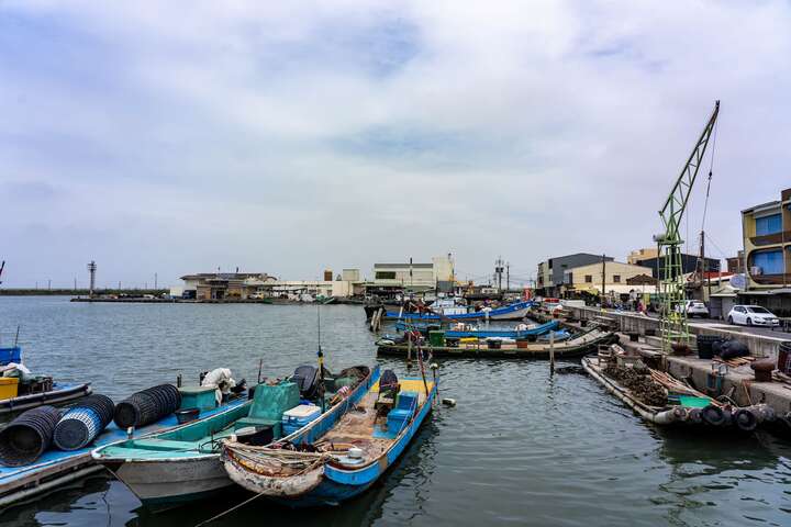 停靠在港內的漁船是當地漁民賴以為生的交通工具