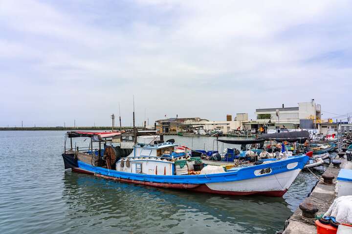 青山漁港內停放許多漁船
