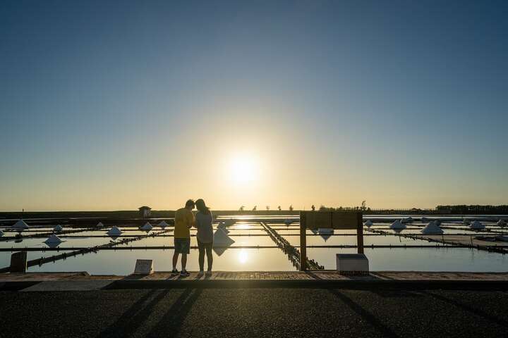 一起來到井仔腳瓦盤鹽田，看夕陽是最浪漫的事
