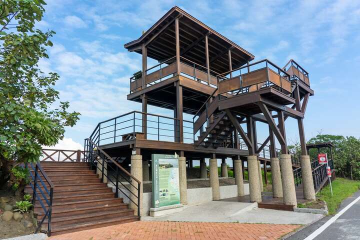 矗立在旁的賞鳥亭是觀賞紅樹林生態的好去處