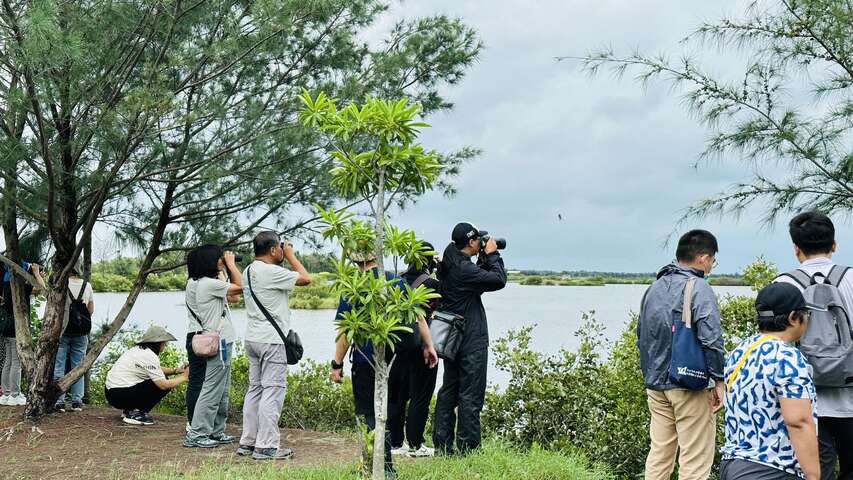 實地走訪「南布袋濕地」時意外發現臺灣罕見的「棕夜鷺」，讓學員們驚喜連連