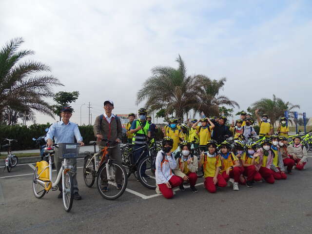 臺南市七股國小琬婷校長帶領30位師生騎著單車從學校出發，參與七股遊客中心所推動的低碳輕旅行活動