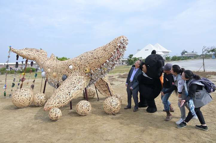 一見雙雕藝術季與地方居民共同攜手合作，以在地蒐集的海洋廢棄物，串聯蚵殼、竹蚵架、漂流木，創作獨具巧思的海廢地景藝術