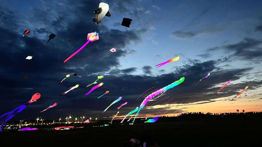 本次特別與「亞洲國際風箏聯合會」合作，將傳統風箏藝術與現代科技結合，以夜光風箏展演結合動態燈光效果