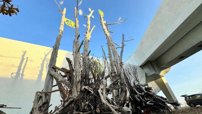 「生生不息」高達７尺，以漂流木組構而成，象徵人們即便身處於惡劣環境，依舊努力世代傳承、生生不息