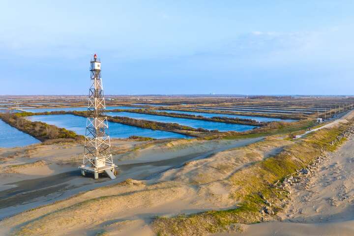 國聖港燈塔後方有著眾多漁塭