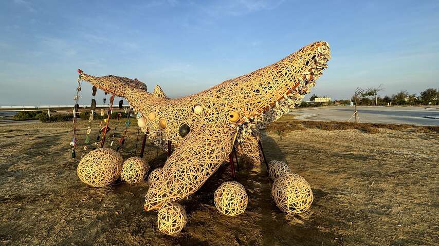 4座獨具風格的海廢雕塑品在七股遊客中心展出